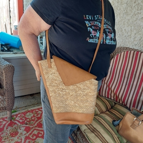 Vintage* Straw & Leatherette 1/4 Fold Handbag - Picture 1 of 10